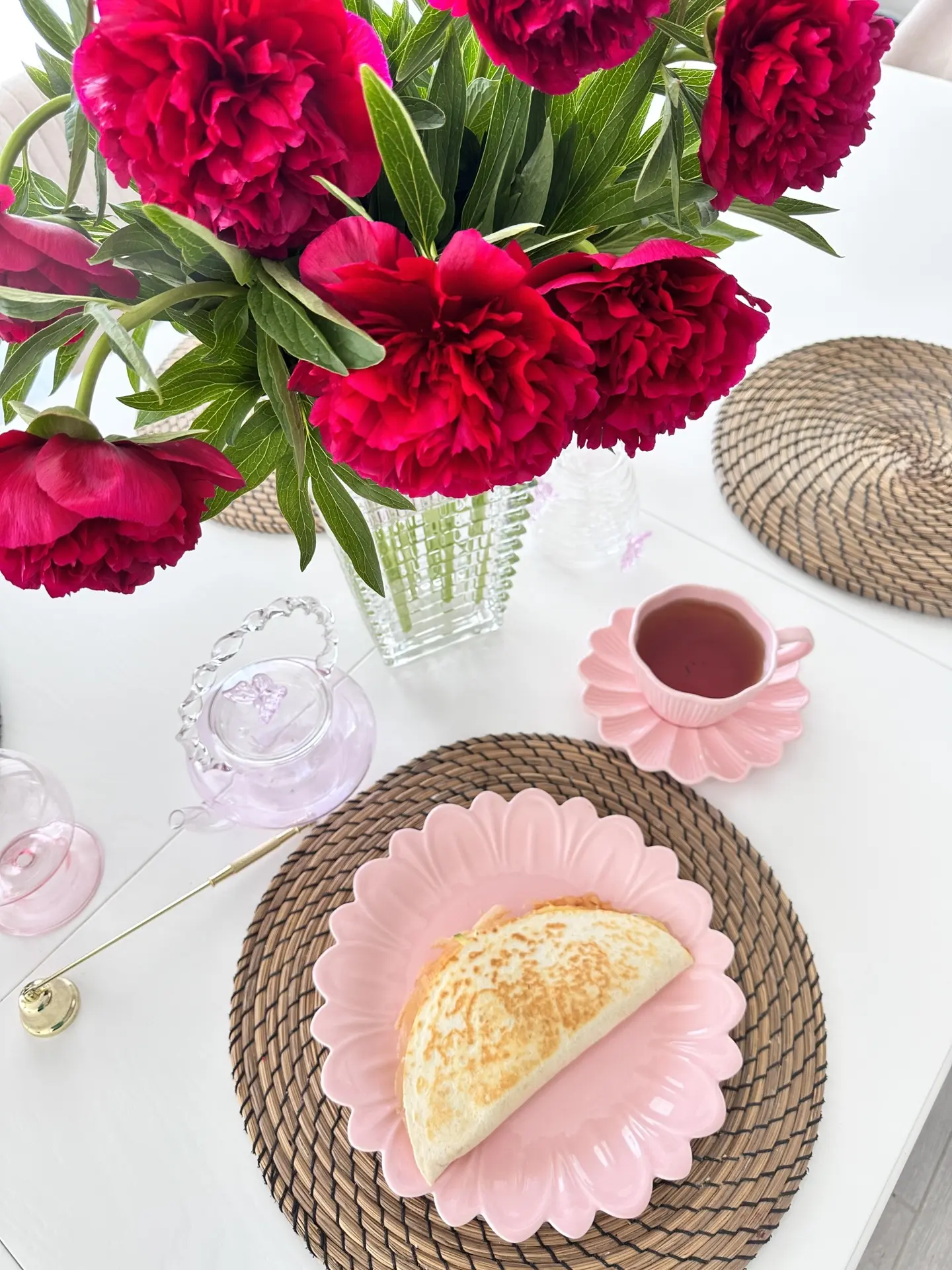 🌞Доброе утро!
 
💕Всех с праздником!  Желаю отлично отдохнуть в эти праздничные выходные!
 
☕️На за