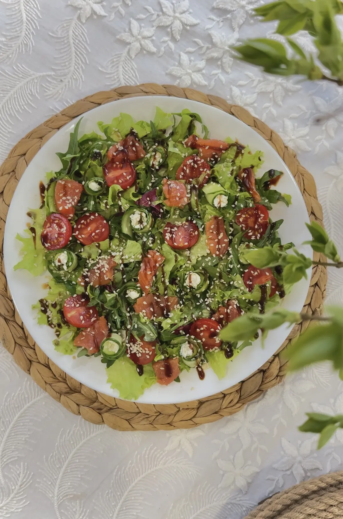приготовила лёгкий , 
вкусный салатик с 
красной рыбкой 🐟🥬🥬
жду ваши сердечки «❤️»
ингредиенты:
•