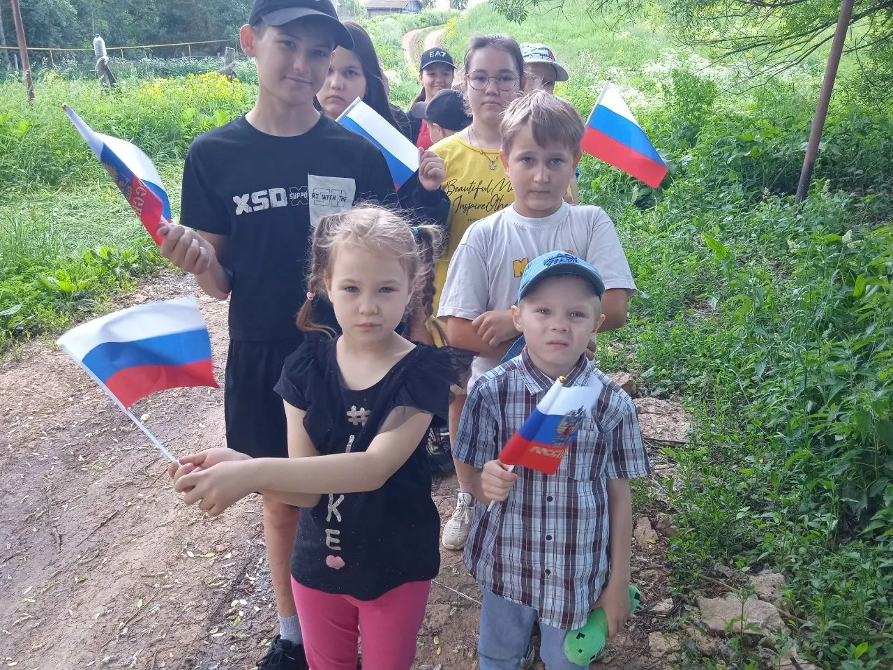 Восьмой день в пришкольном лагере «Радуга» начался с традиционного исполнения гимна РФ и зарядки на 