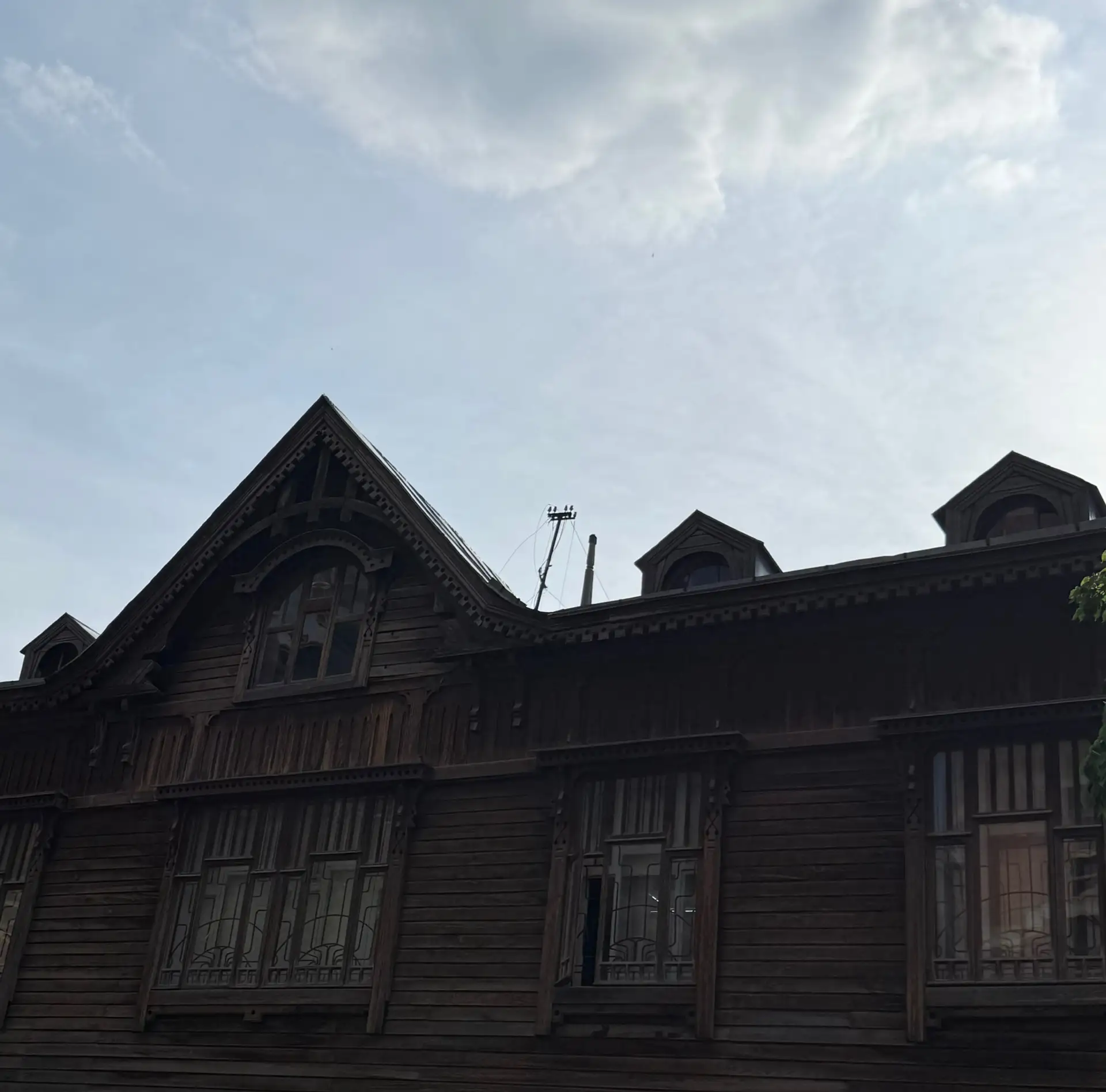 #фотозагадка

Угадайте адрес дома. Версии пишем в комментариях, обсуждаем в чате канала.
