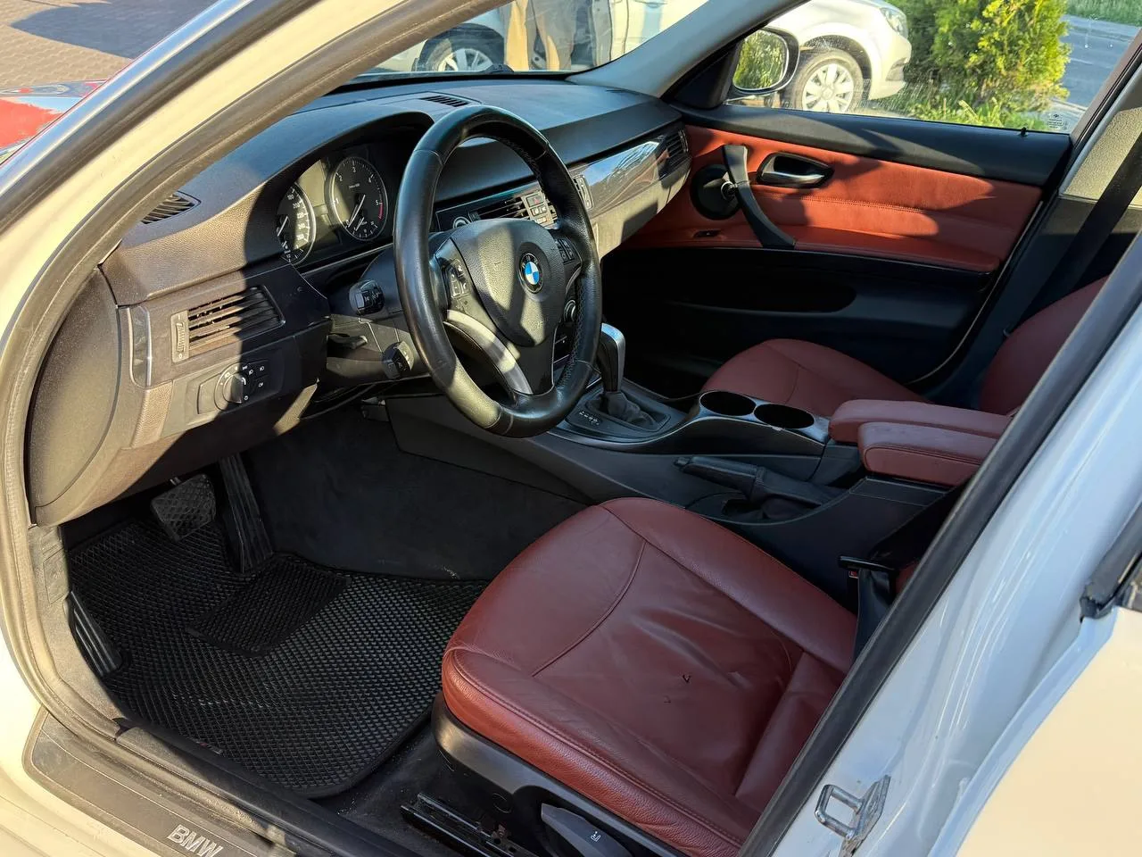 Продам bmw e90 ресталинг 2009
2.0 дизель 
Хорошая комплектация 
Новая летние резина 
Зима в подарок 