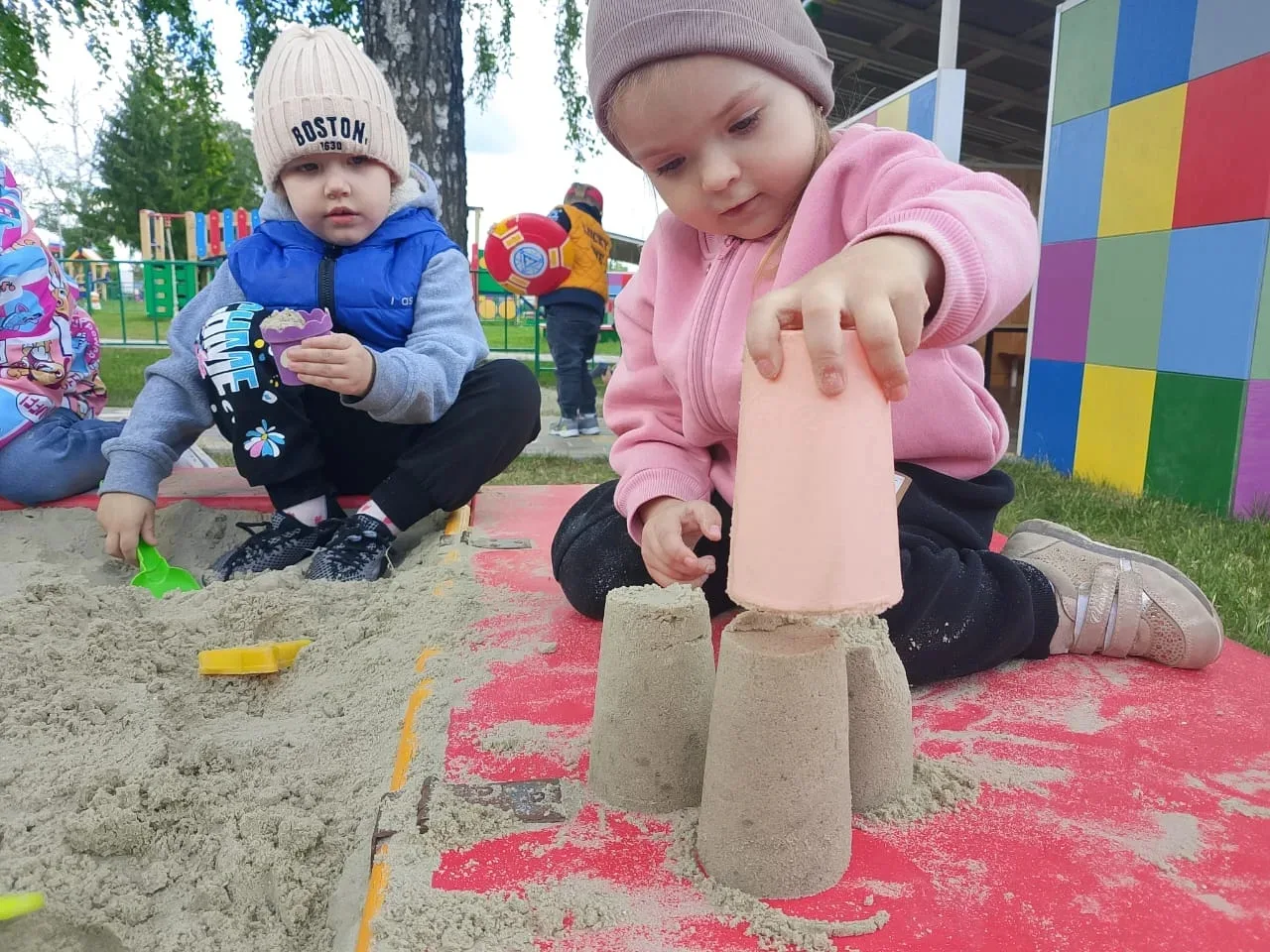 Лето, песок и море счастья! ☀️🏖️
 Сегодня наши юные исследователи из второй младшей группы " Улыбка