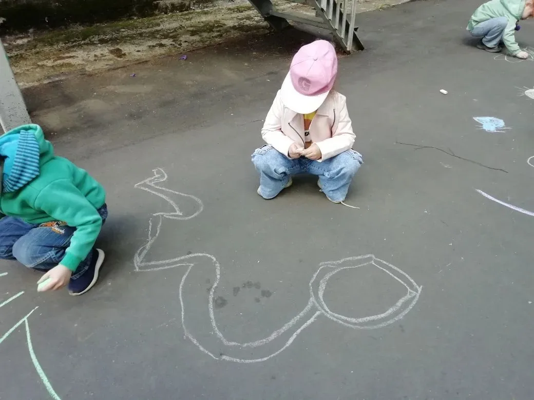 Лето + мелки + фантазия = отличный день! 🎨

Группы «Звёздочки» и «Пчёлки» устроили конкурс рисунков