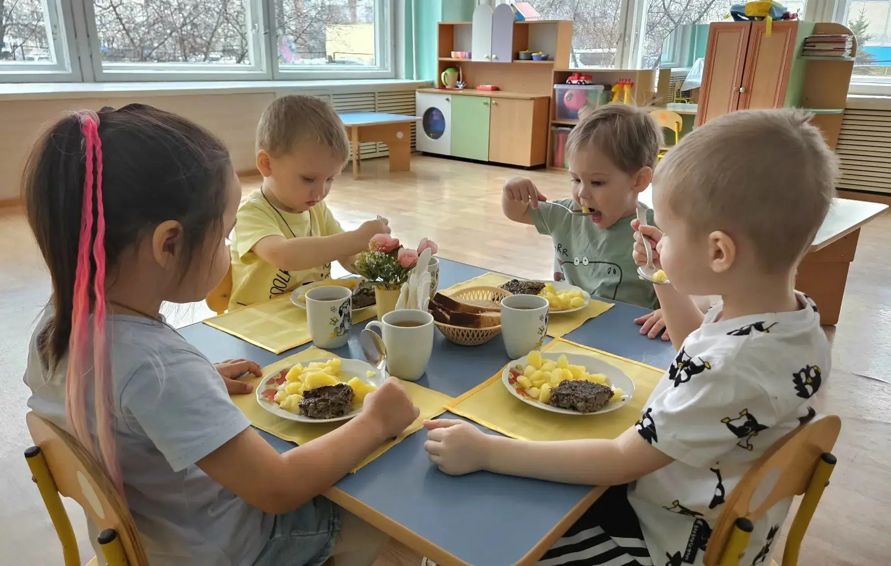 В меню нашего детского сада широко представлены блюда из картофеля. Его добавляют в различные супы, 