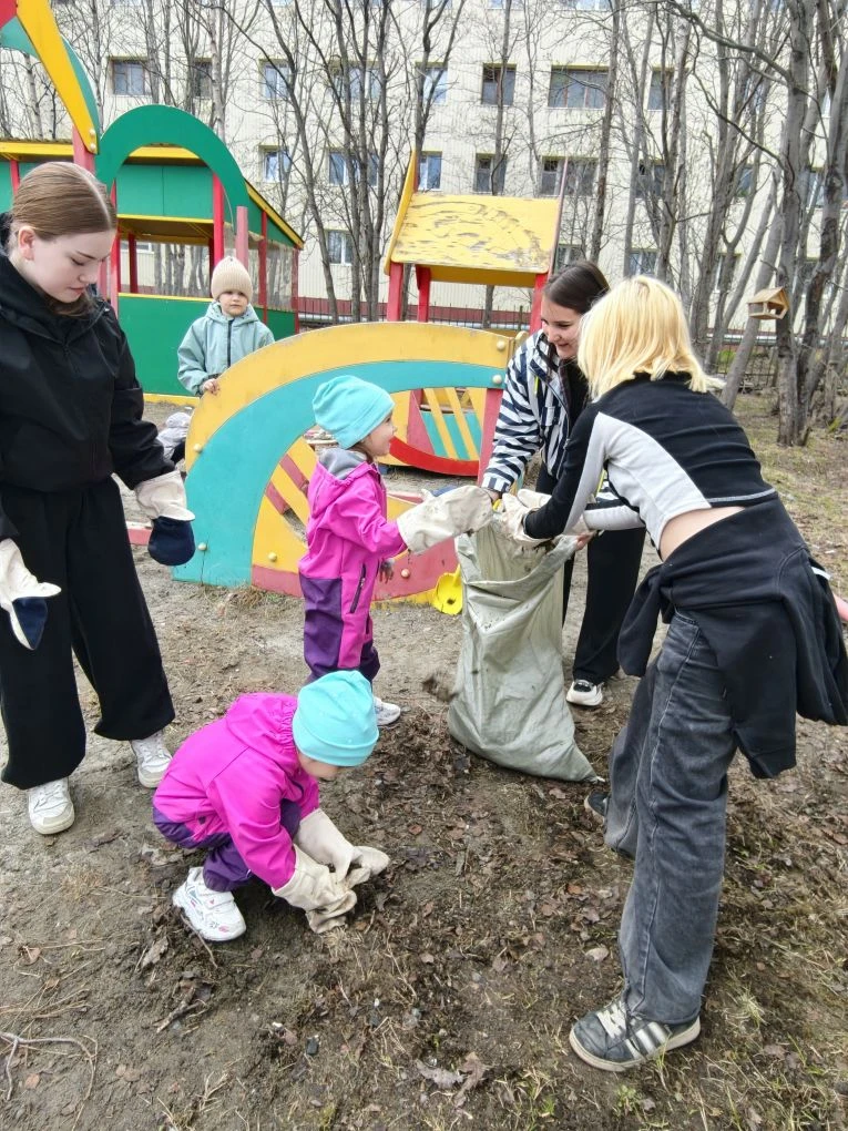 Уборка продолжается! 🌿✨

Сегодня к нашим школьникам пришла самая трогательная подмога — малыши из д