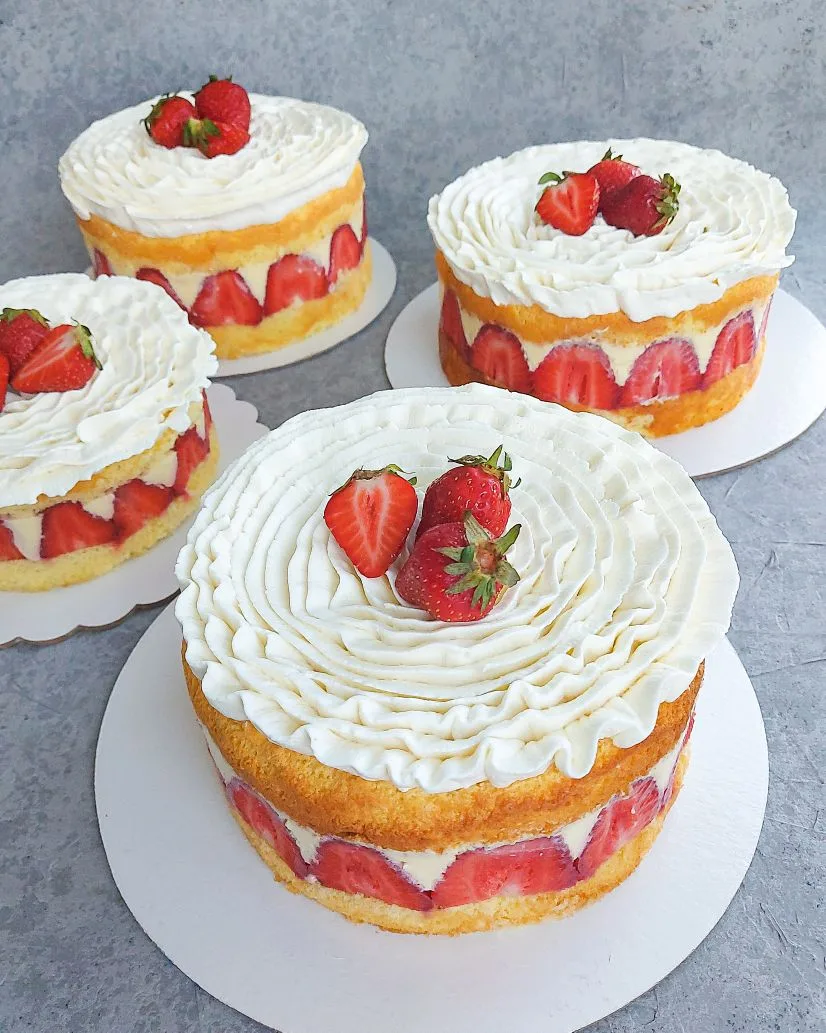 🍓 Клубника поспела🍓
А значит пора готовить сезонный торт ФРЕЗЬЕ, со свежей клубникой 
Без сахара и