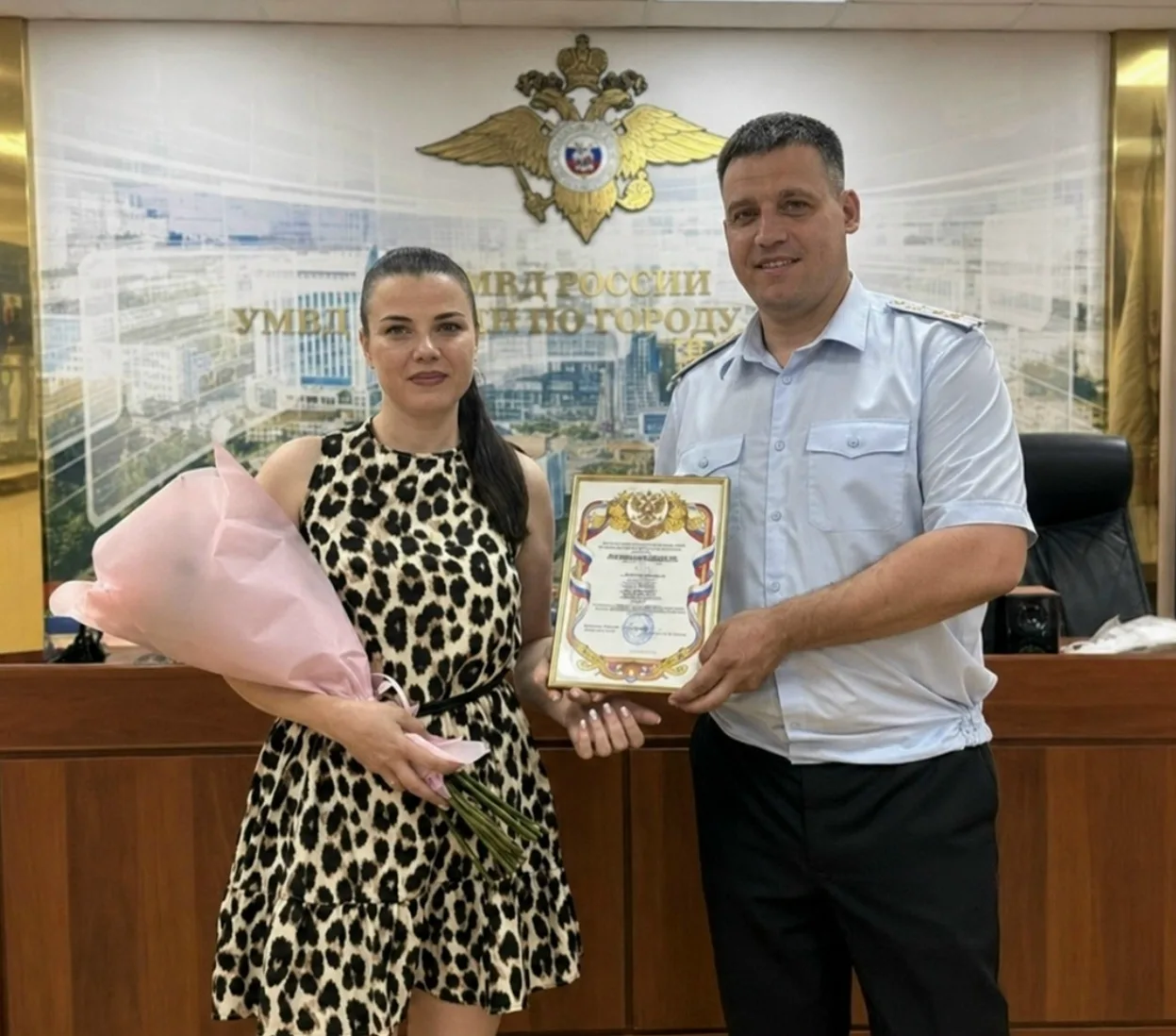 B Tюмeни дeвyшкa ycлышaлa дeтcкий кpик, бpocилa мaшинy и пoбeжaлa к пoдъeздy. Этa ceкyндa мoглa cпac