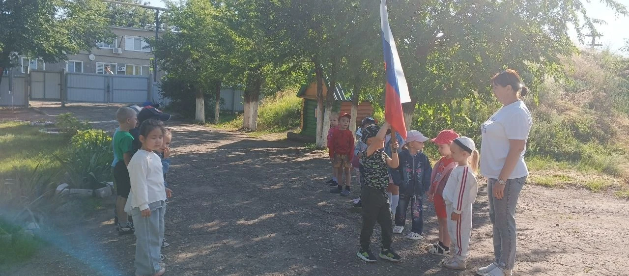 В рамках мероприятий ко Дню России, неделя в детском саду началась с торжественной церемонии подняти