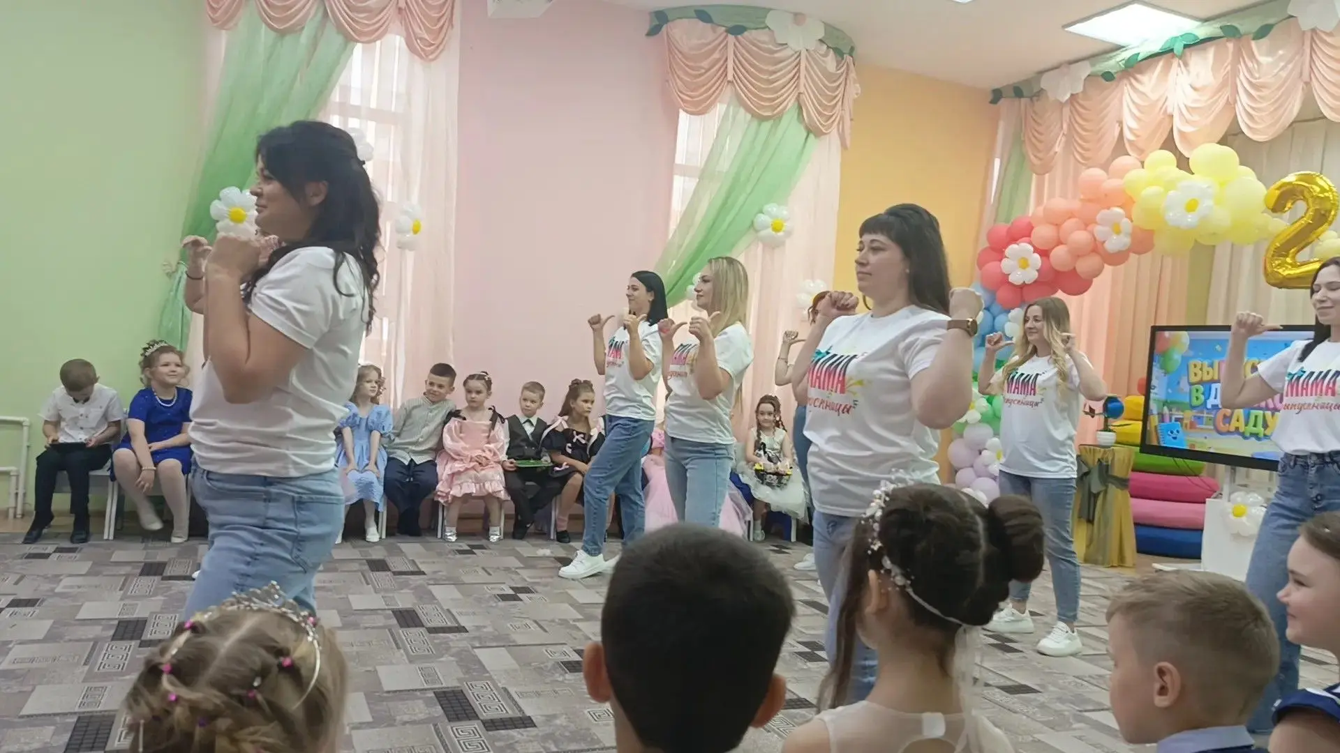 28 мая состоялся выпускной праздник для подготовительной группы "Созвездие". Выпускной — особенный, 