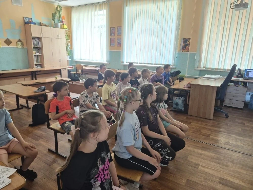 Поколение, которое помнит! 🌟 Воспитанники лагеря «Сказка» присоединились к Всероссийскому телемосту