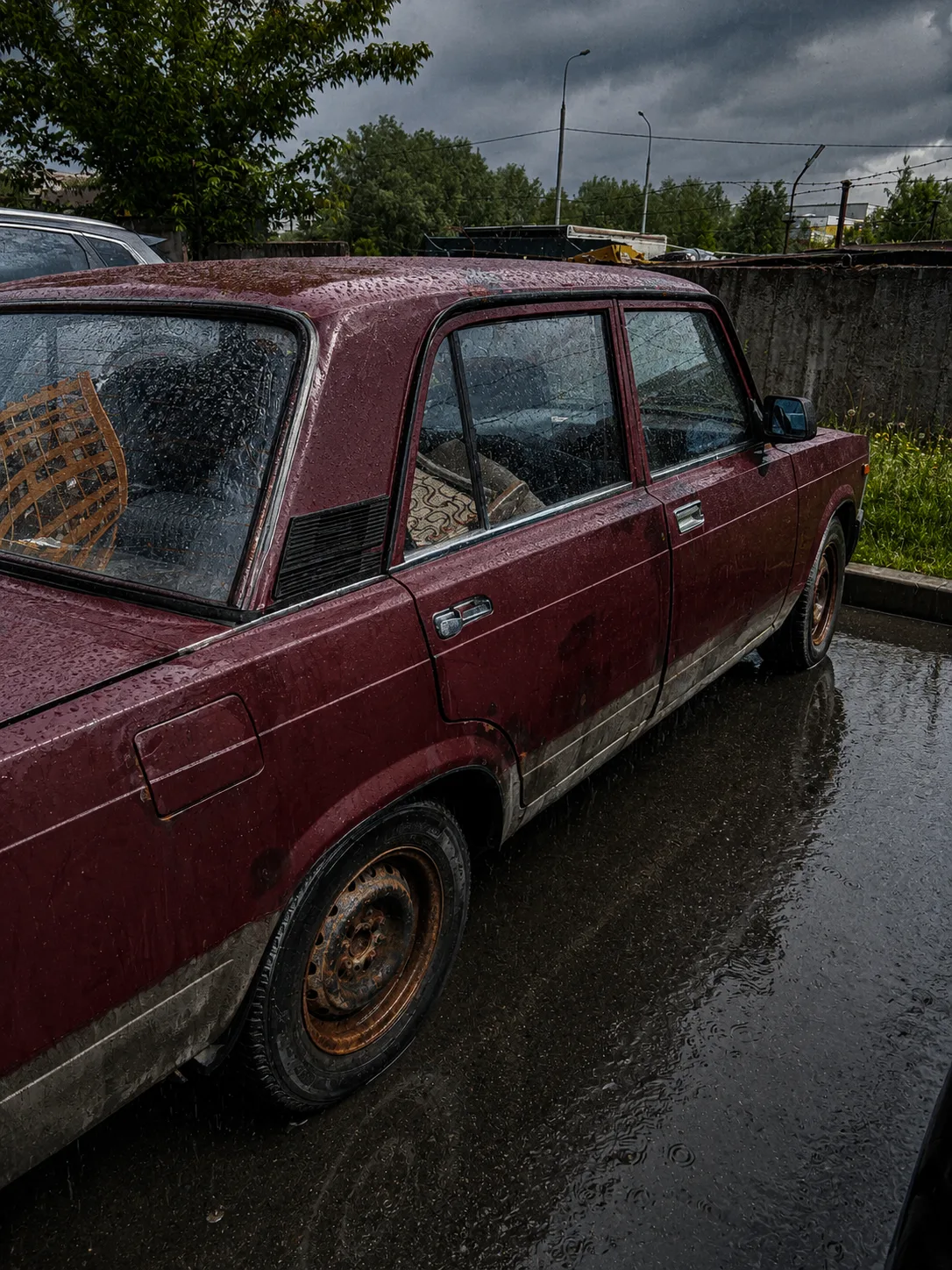 На улице Производственной нашли давно оставленный автомобиль.

Кузов покрыт коррозией, шины спущены,