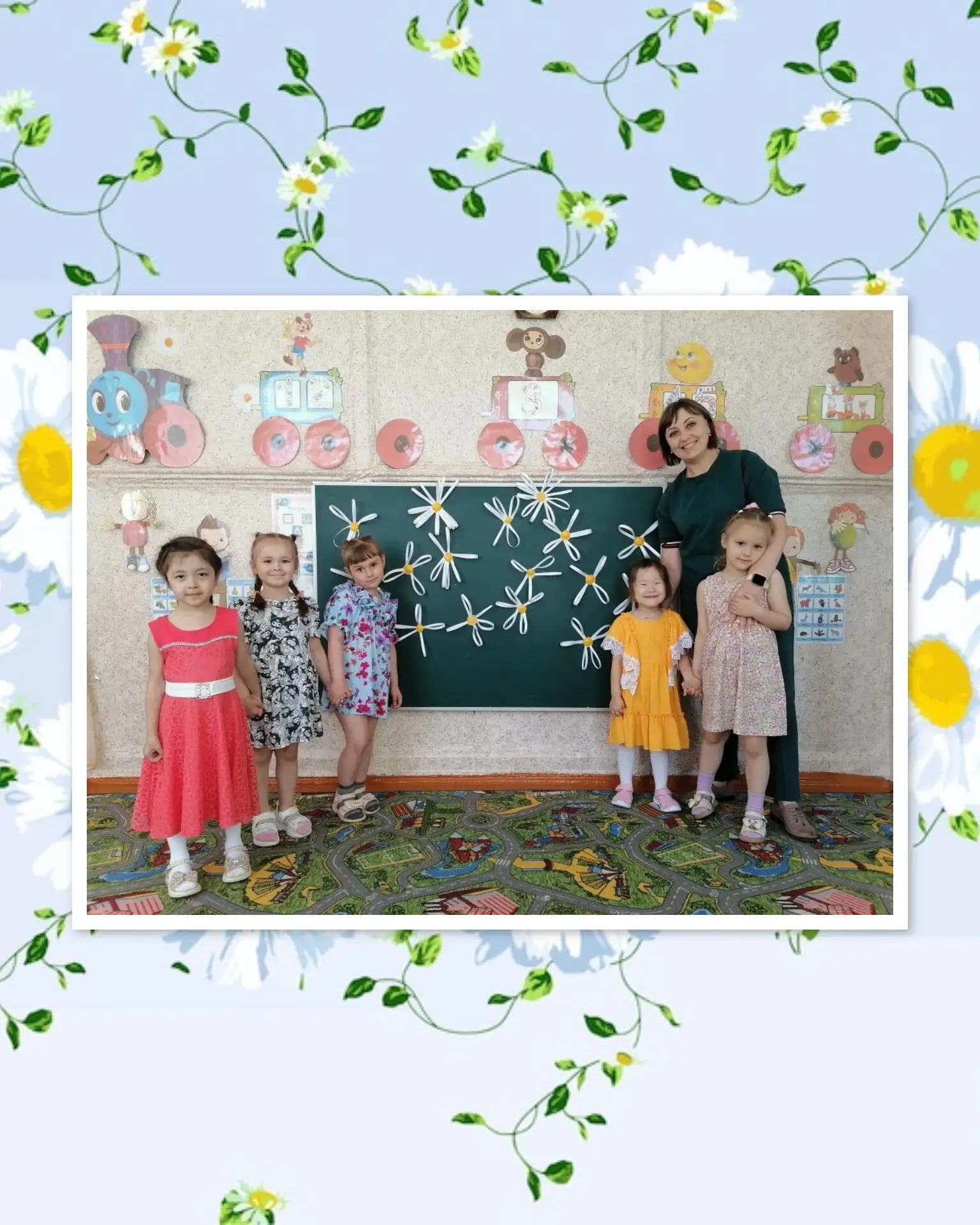 #коллективнаяаппликация
#группаРомашка

 Сегодня ребята группы "Ромашка" продолжали учиться вырезать