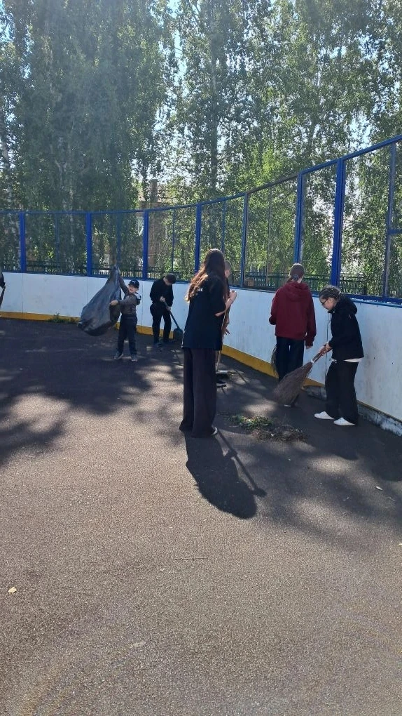 🪚🗑🧹Трудовой лагерь: ежедневная забота о чистоте и порядке

С приходом летних каникул на территори