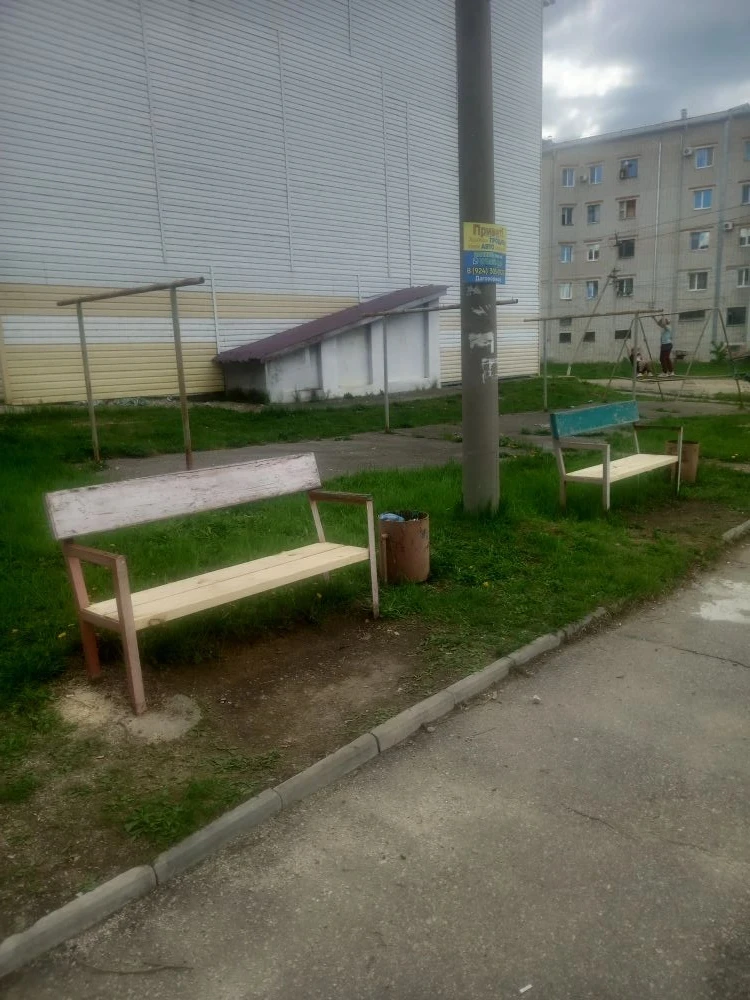 Ул. Новостроящая д.52, д. 55 восстановлены лавочки. При наступлении сухой солнечной погоды будут про