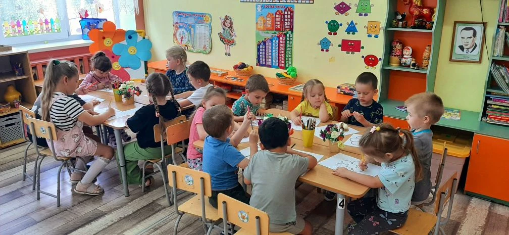 В мире цветов так тепло и прохладно,
Целый букет ароматов и звуков,
Каждый цветок - он по-своему нар