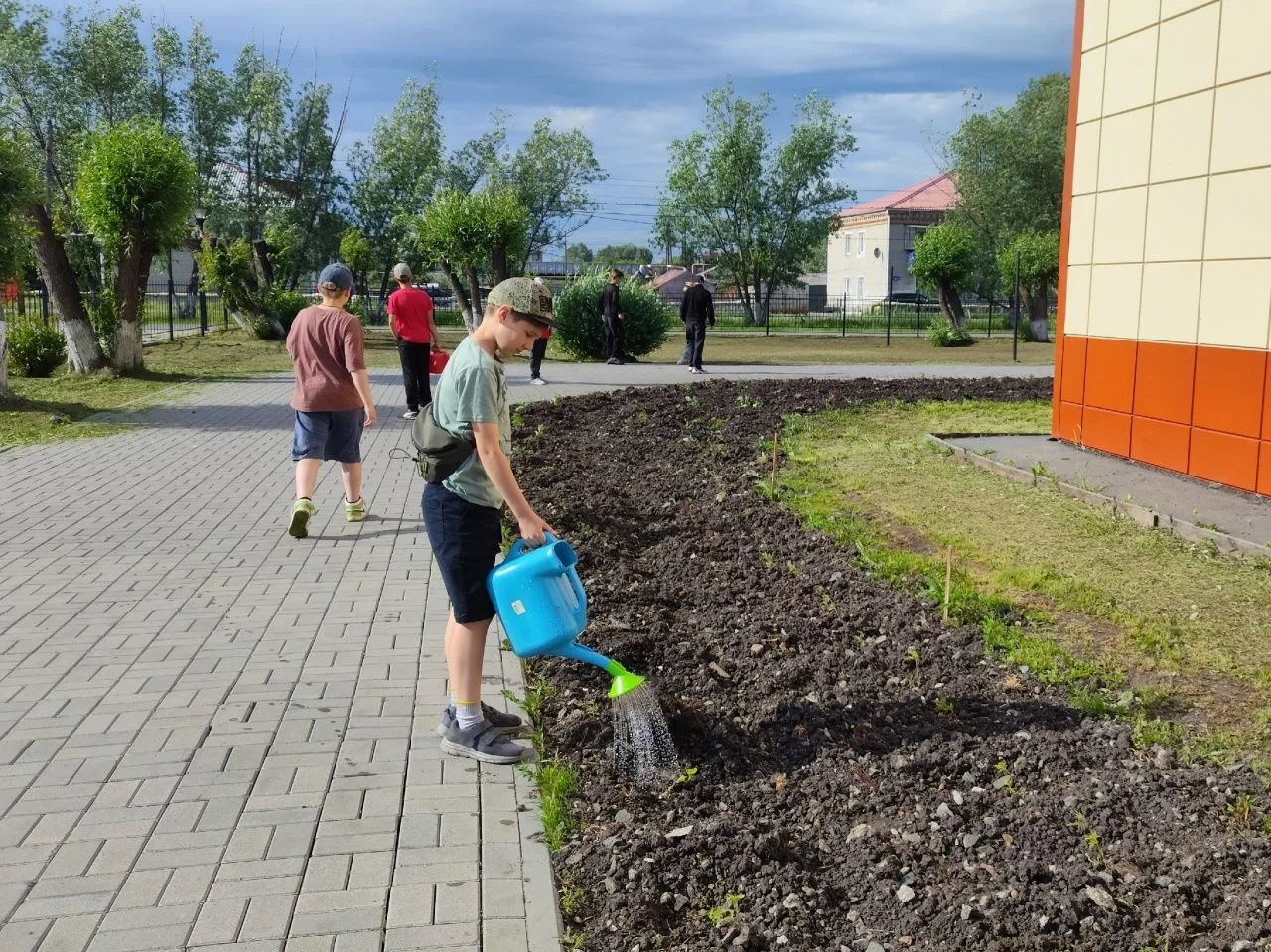 В школе началась трудовая практика! 🌿 

Обучающиеся 5А класса вместе с отрядом «Трудовой дозор» акт