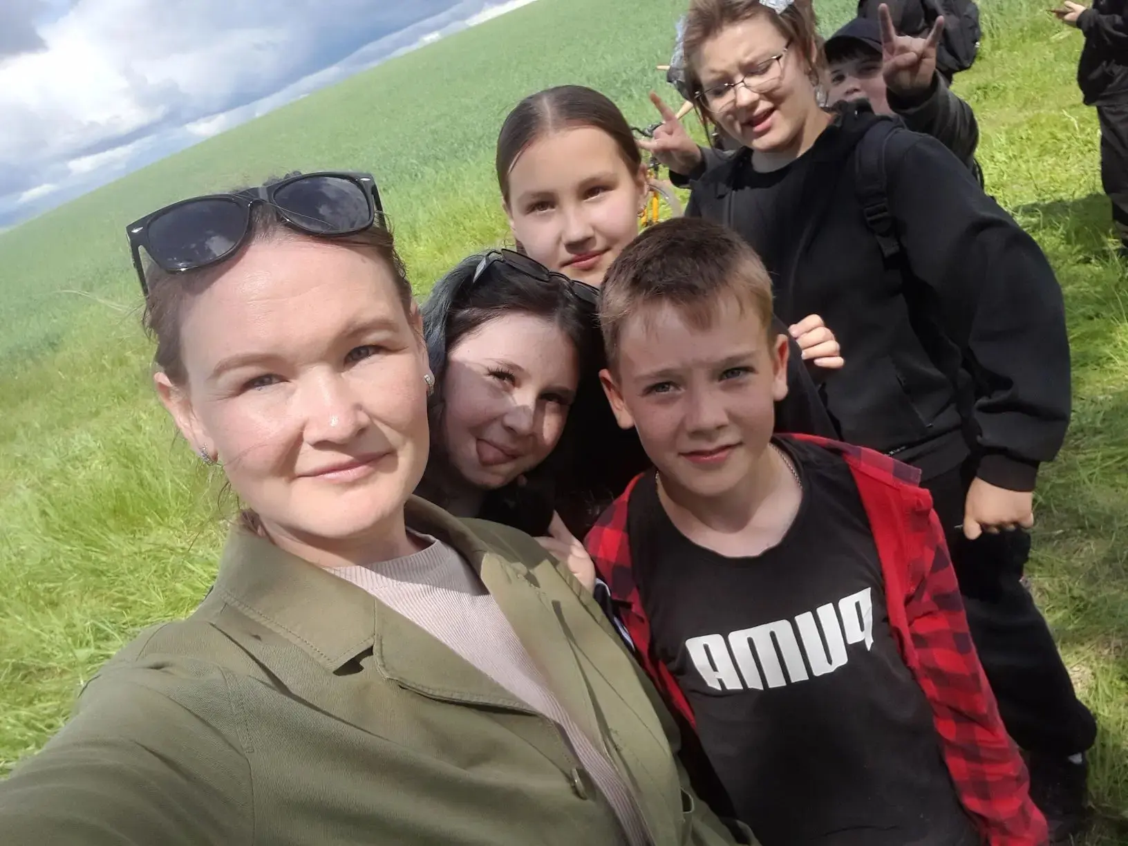 Начало летним каникулам положено! 🌸 Наконец-то можно на время забыть про уроки и насладиться ярким 