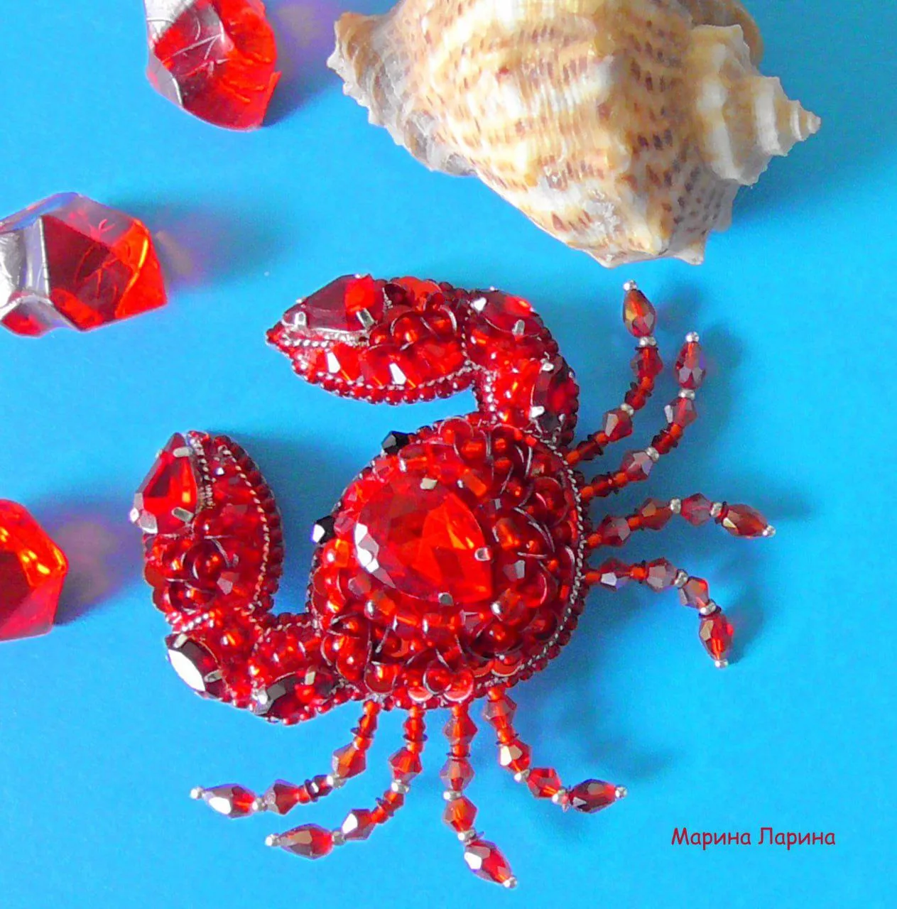 .....
🦀 Сверкающий красный краб из бисера 🦀

🪡 Создаём морскую брошь

🧷 Брошь из бисера, гранёны