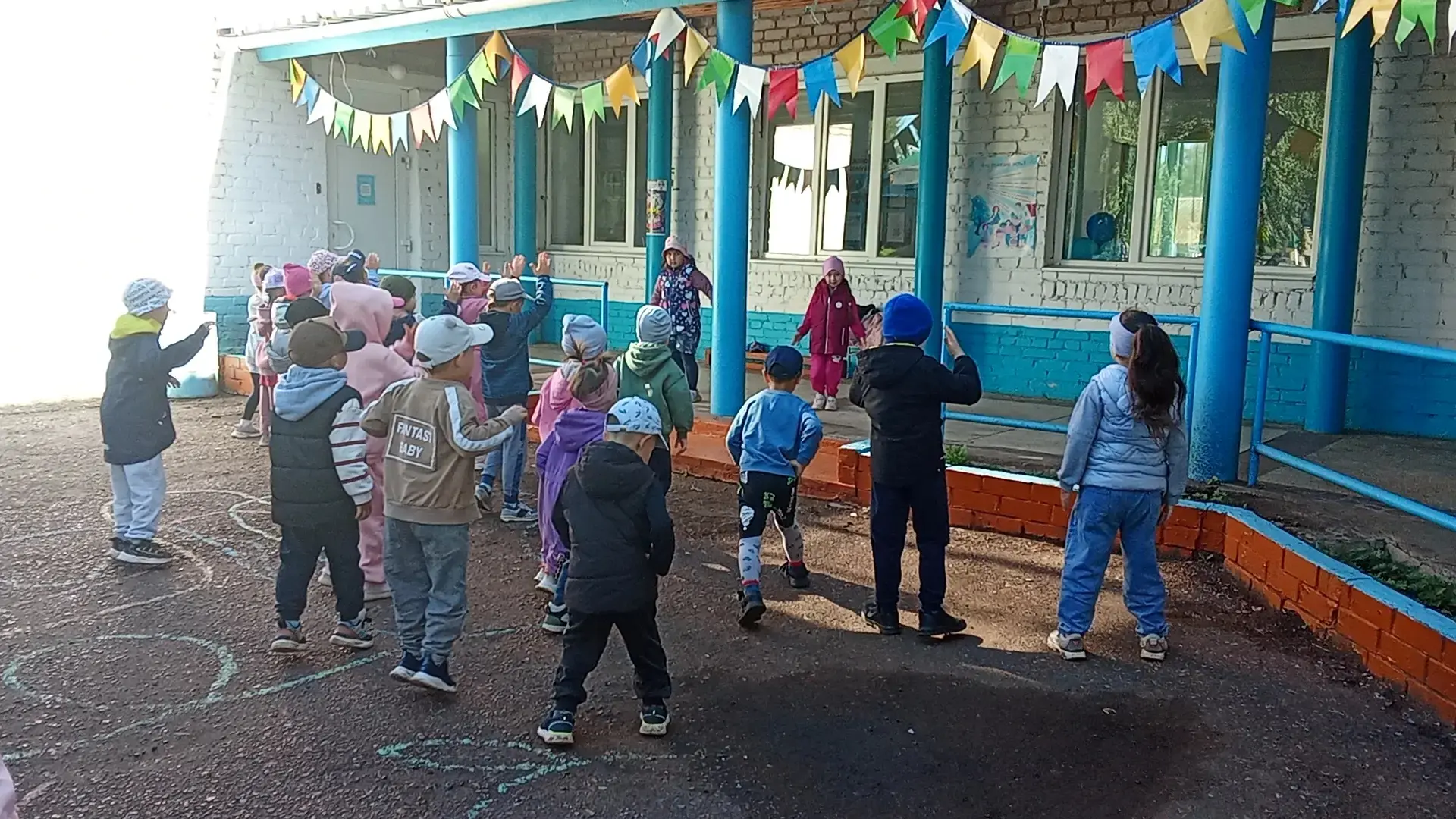 ☀️ Начинаем день бодро: утренняя зарядка в детском саду «Родничок»! 🏃‍♂️✨
Каждое утро в нашем детск
