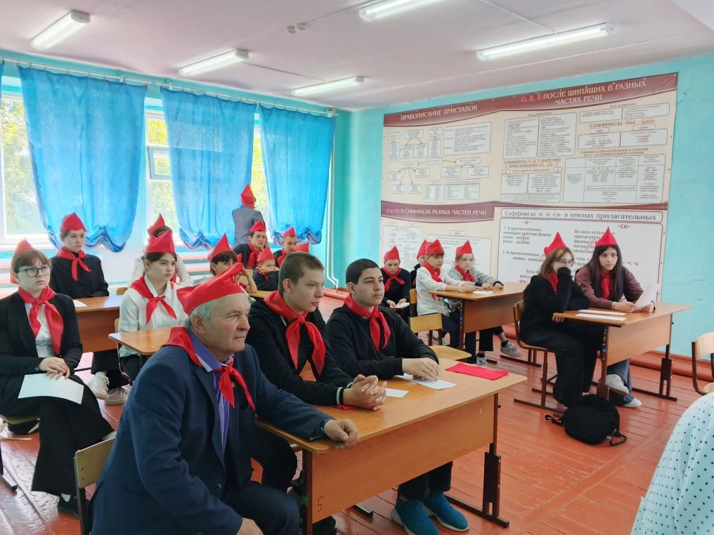 Сегодня в школе прошло мероприятие, посвящённое Дню Пионерии. День Пионерии- это праздник, появивший