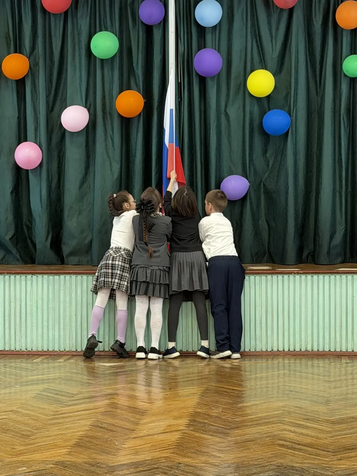 Понедельник, как всегда, начался с торжественной линейки, поднятия флага РФ и исполнения гимна стран