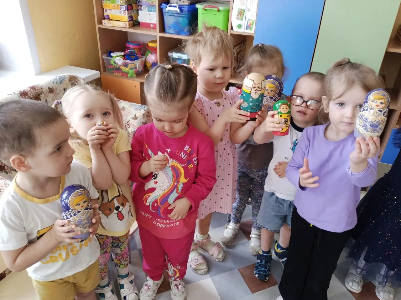 Наши маленькие мастера осваивают русские традиции!
  В нашей младшей группе №7 предпраздничная недел