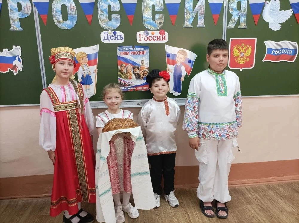 Государственный праздник «День России» в пришкольном лагере «Солнышко» ребята отметили интересно и р