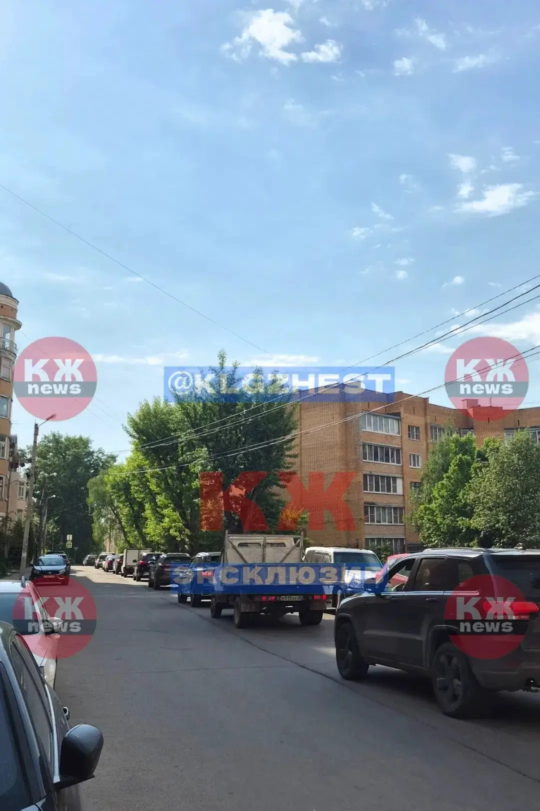 Улица  Космонавта Комарова  33 .утром и вечером  едут  машины на большой  скорости залетают с улицы 