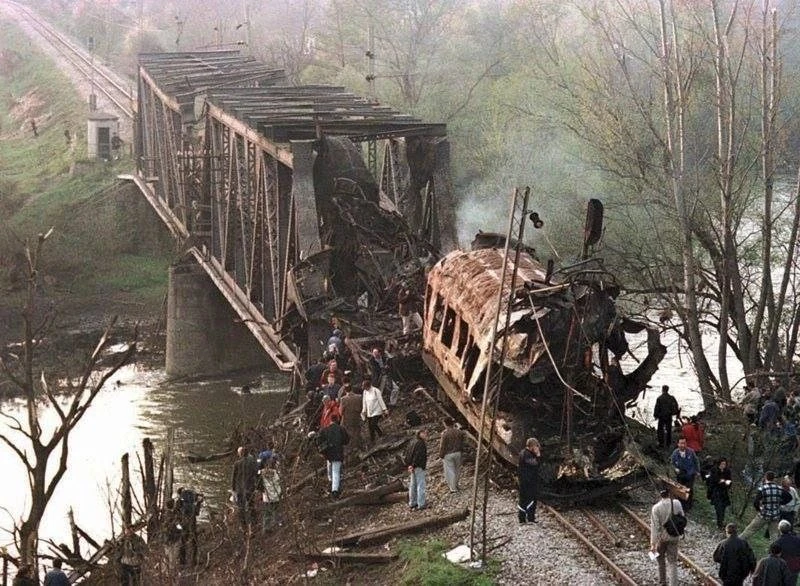 Разбомбленный поезд с пассажирами в Югославии.
12 апреля 1999 года, на второй день православной Пасх