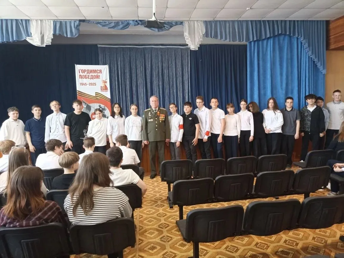 Живой разговор о мужестве 🇷🇺

Сегодня в нашей школе было по-особенному тихо и сосредоточенно. Для 