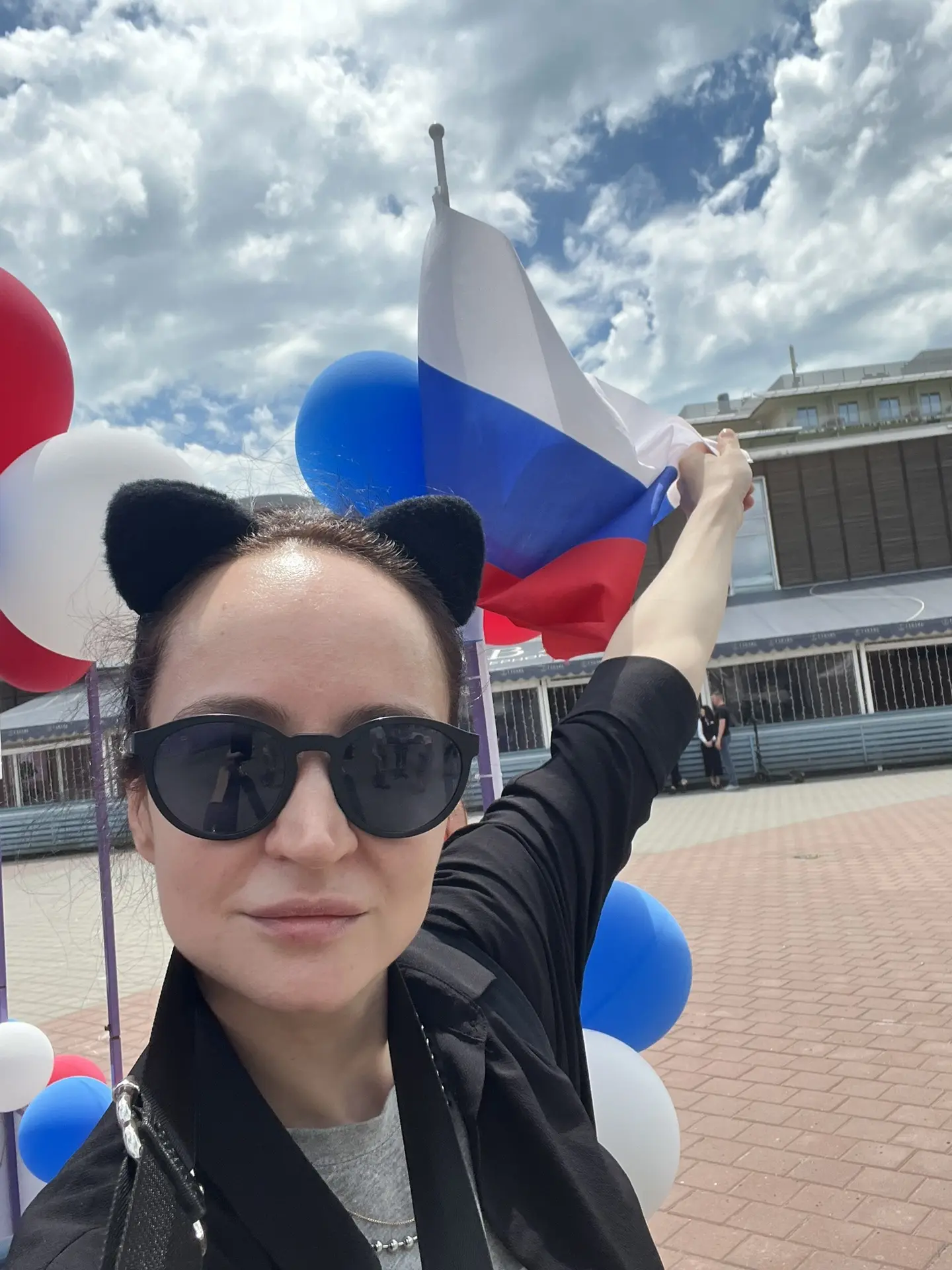 Добрый день, друзья мои, с праздником всех, кто празднует. Л.Махова здесь. Руки заняты, как видно на