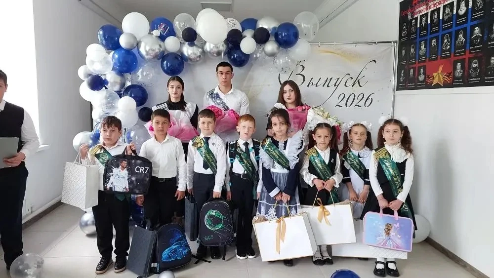 Торжественная линейка «Последний звонок — 2026»! 🔔✨Сегодня в нашей школе прошел один из самых трога