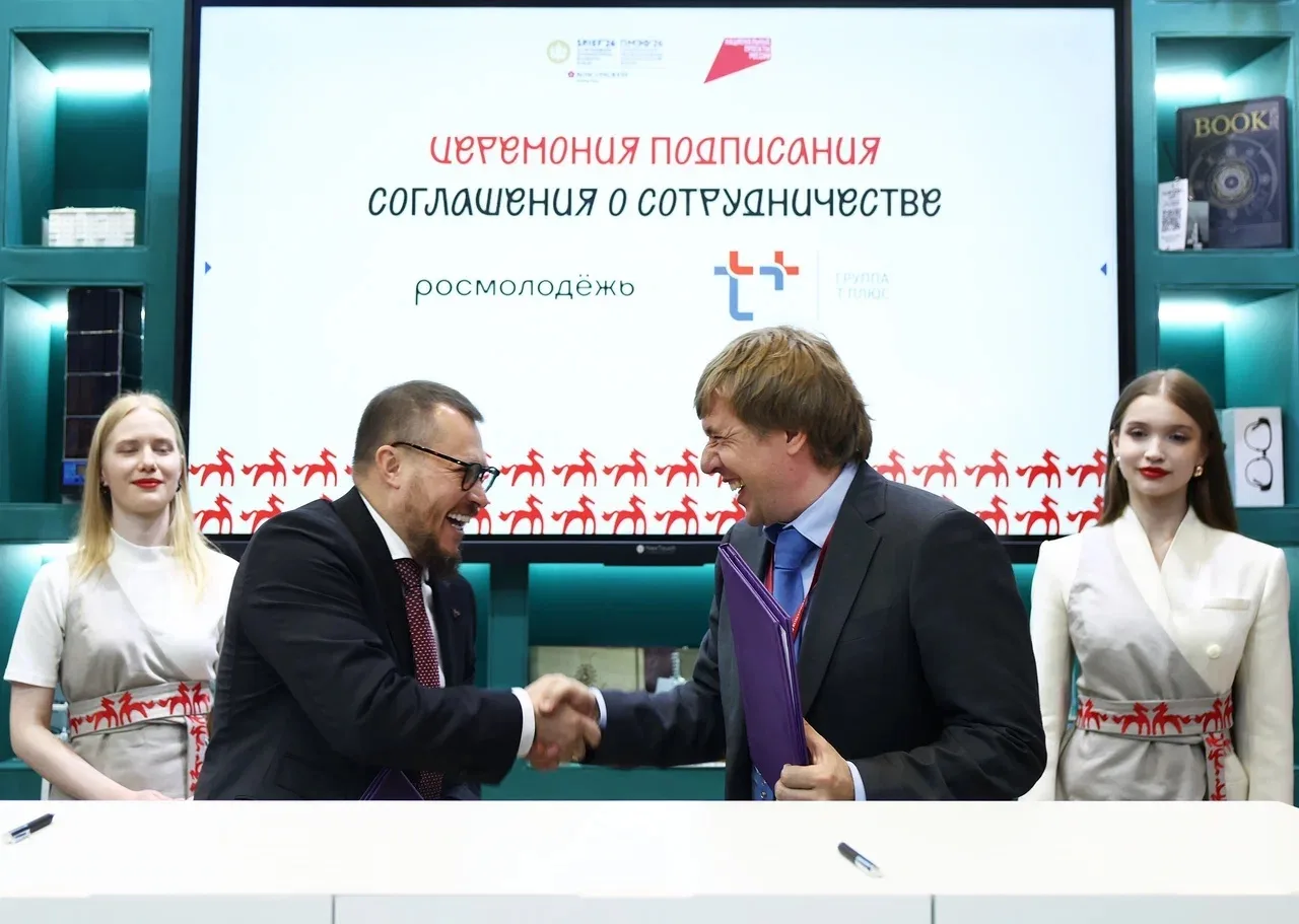 Вместе для молодёжи в энергетике! 🔥 
 
➡️ Павел Сниккарс и руководитель Росмолодёжи Григорий Гуров 