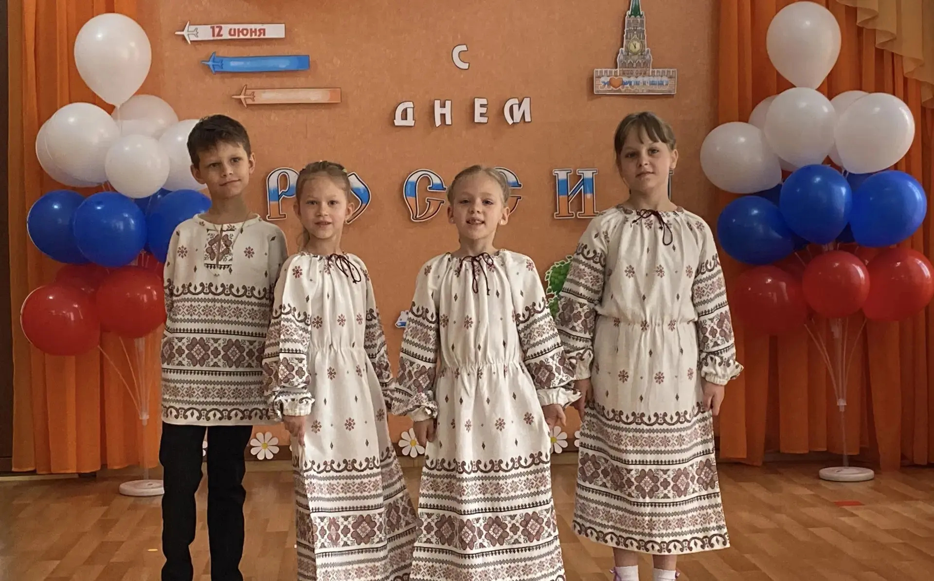 🎉 Праздник в детском саду: отмечаем День России! 🇷🇺

В нашем детском саду прошло праздничное меро
