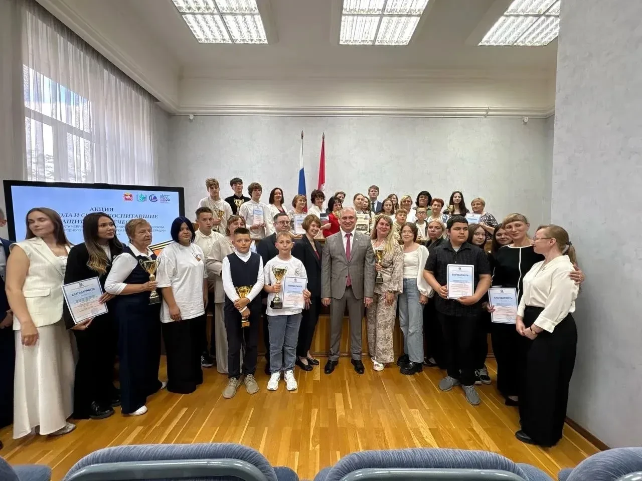 Брединская школа 1 — в Законодательном Собрании области! Поздравляем Даниила Гостева и Михаила Тузов