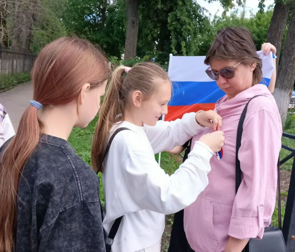 В преддверии Дня России в пришкольном лагере "Ромашка" прошла акция "Триколор" в рамках национальног