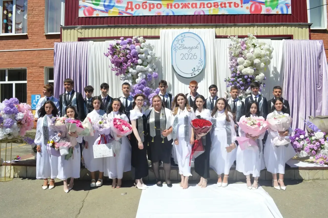 Дорогие выпускники!
Вы стоите на пороге нового, удивительного этапа в вашей жизни. Пусть этот день с