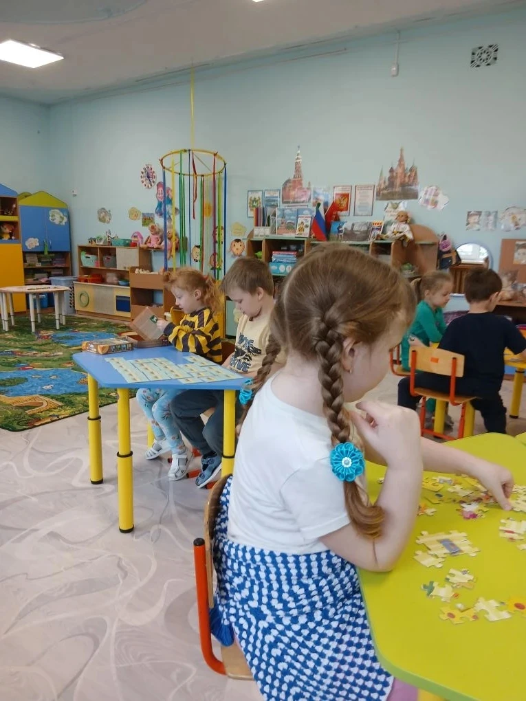 ✨ Нам и в дождик есть интересные увлечения в группе «Пчёлки»! ✨


За окном барабанит дождик, а в гру