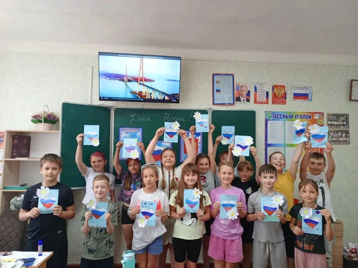 Летняя площадка «Калейдоскоп» готовится ко Дню России! 🇷🇺
Наши ребята с большим вдохновением и ста