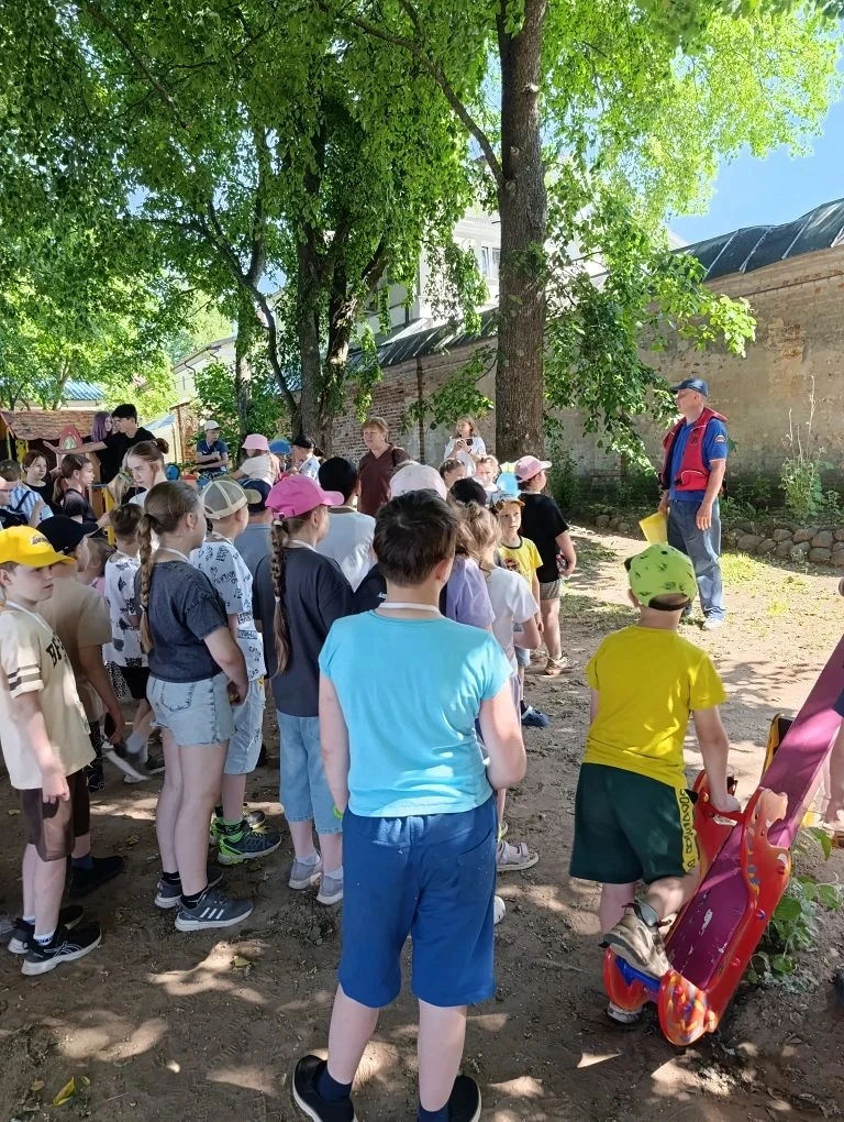 По-настоящему эмоционально  насыщенным оказался предпраздничный день в лагере. Мы сегодня побывали в