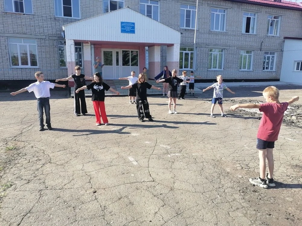 10 июня в нашем пришкольном лагере прогремел День Первых!
Утро началось с активной зарядки. После пи