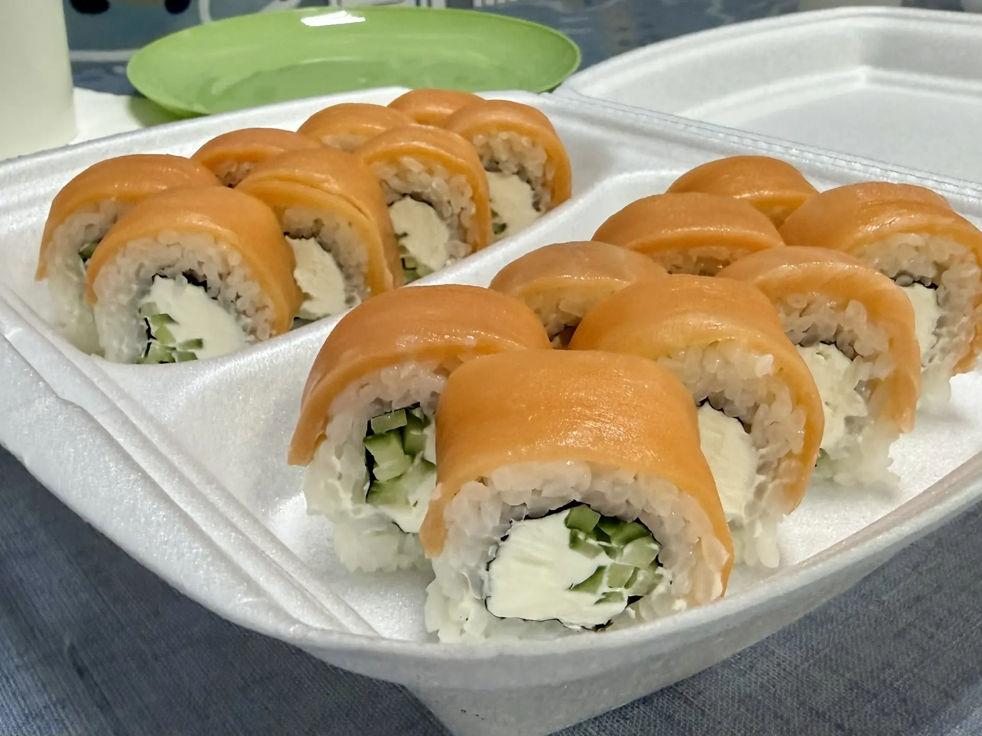 🍣 Идеальный баланс: нежность лосося и сливочный вкус. 

«Филадельфия» — это любовь с первого кусочк