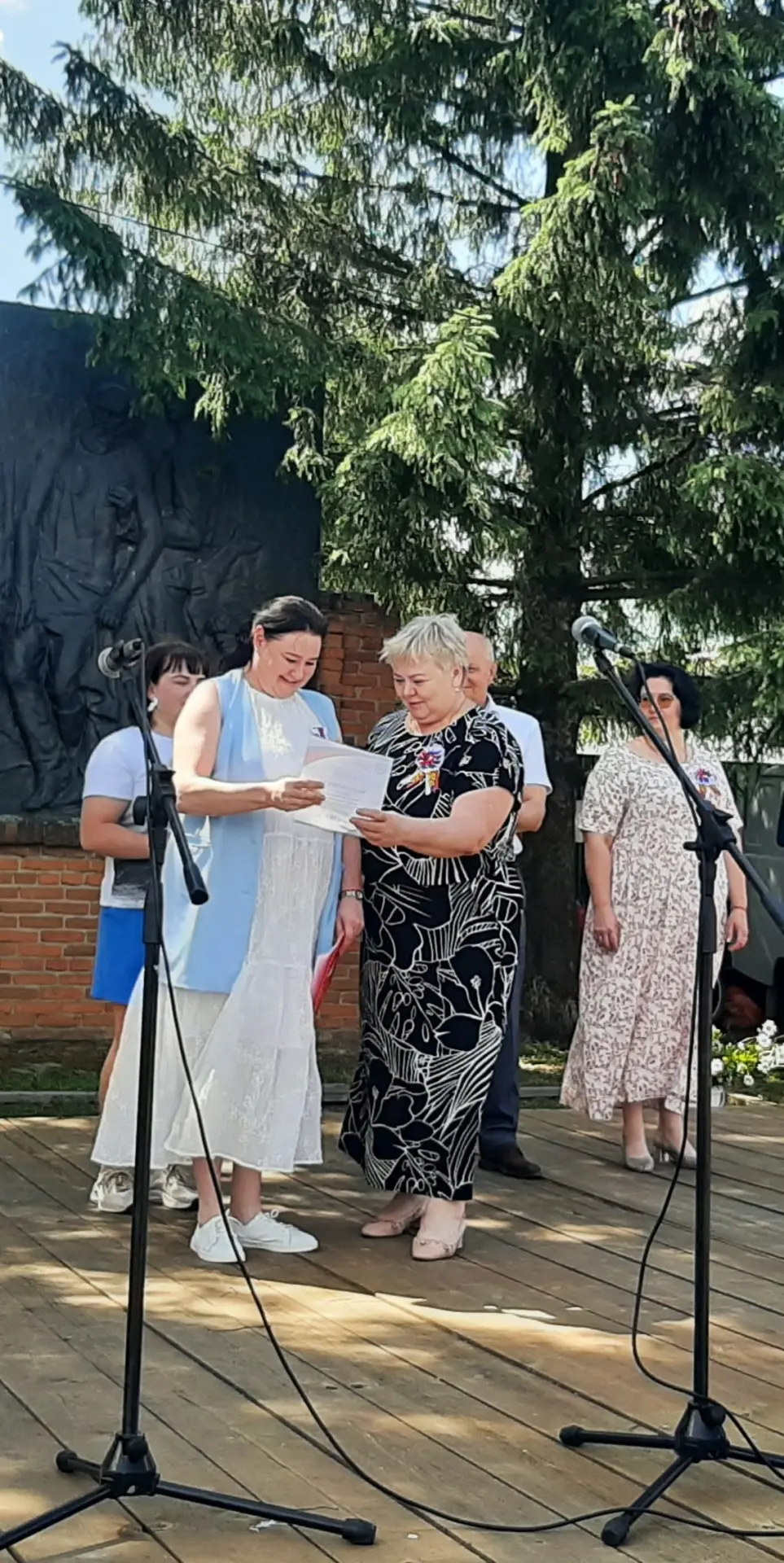 Сегодня, 12 июня в День России педагоги и  воспитанники Юринского ДДТ приняли участие в акции "Росси