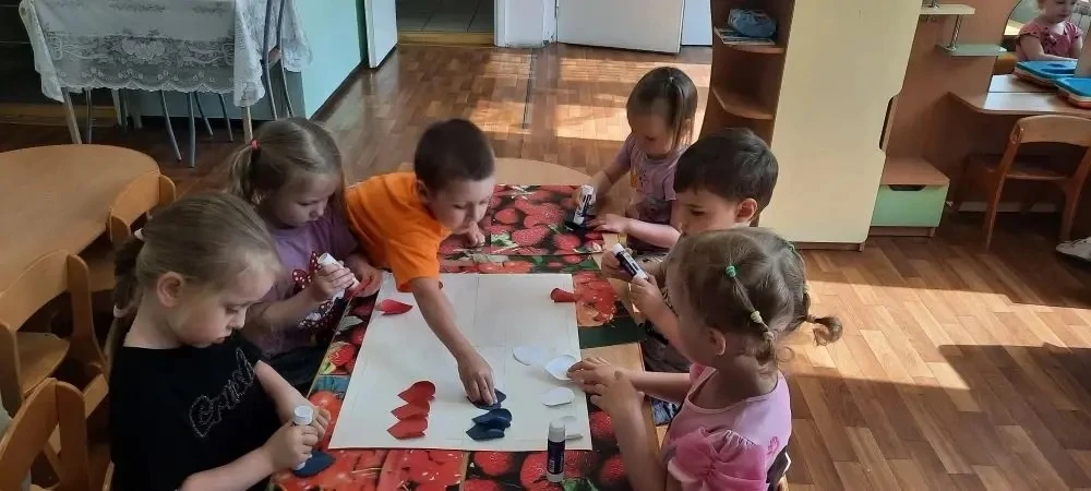 Ребята из группы "Золотая рыбка" усердно рисовали, клеили и подготовили выставку работ ко Дню России