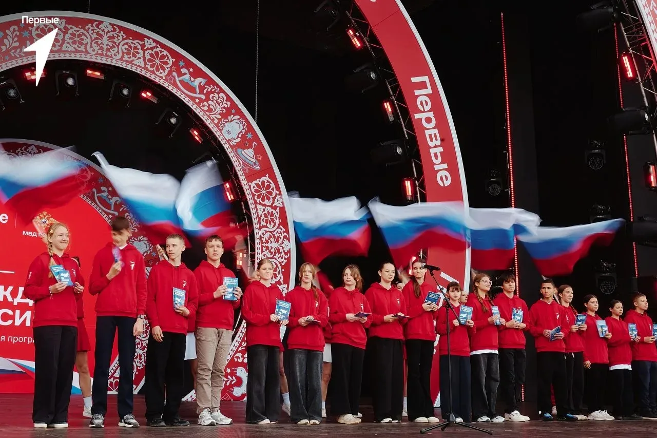 🇷🇺 День защиты детей на «Фестивале Движения Первых»: паспорта, креатив и Люся Чеботина!

Третий де