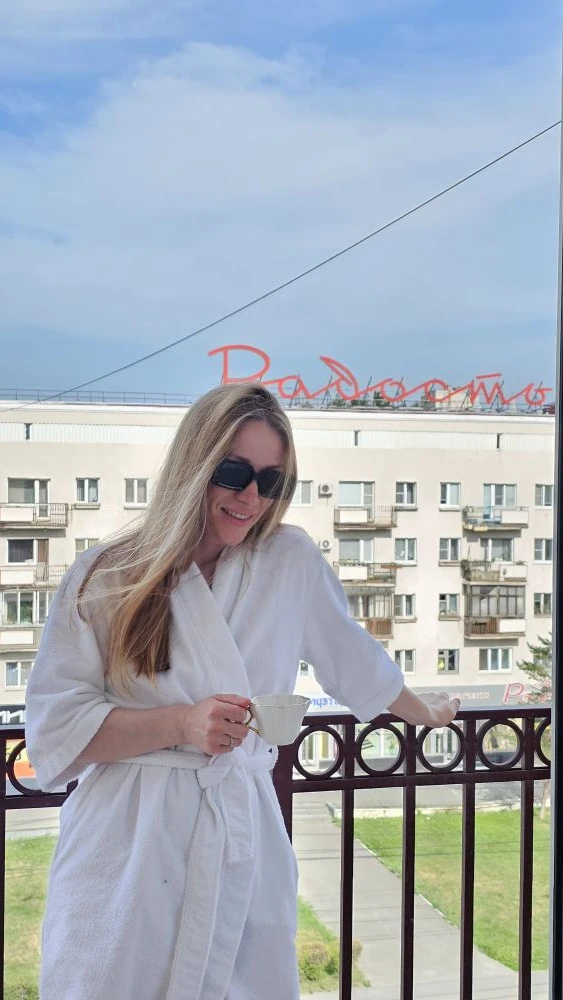 Валерочка нафоткал меня на омском балконе, пока муж в Москве😁
Ну прелесть же, как он меня видит, а?