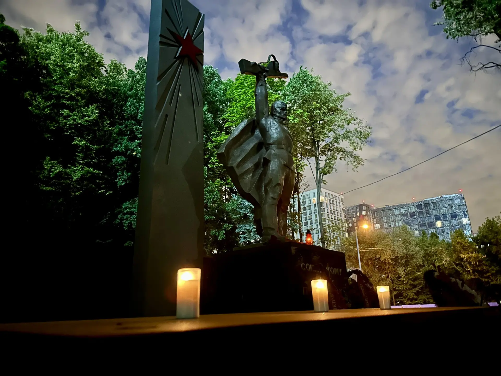 Сегодня, 22 июня, снова зажёг огонь памяти. В 4 утра, как и тогда.

У памятника в тихом сквере на Ве