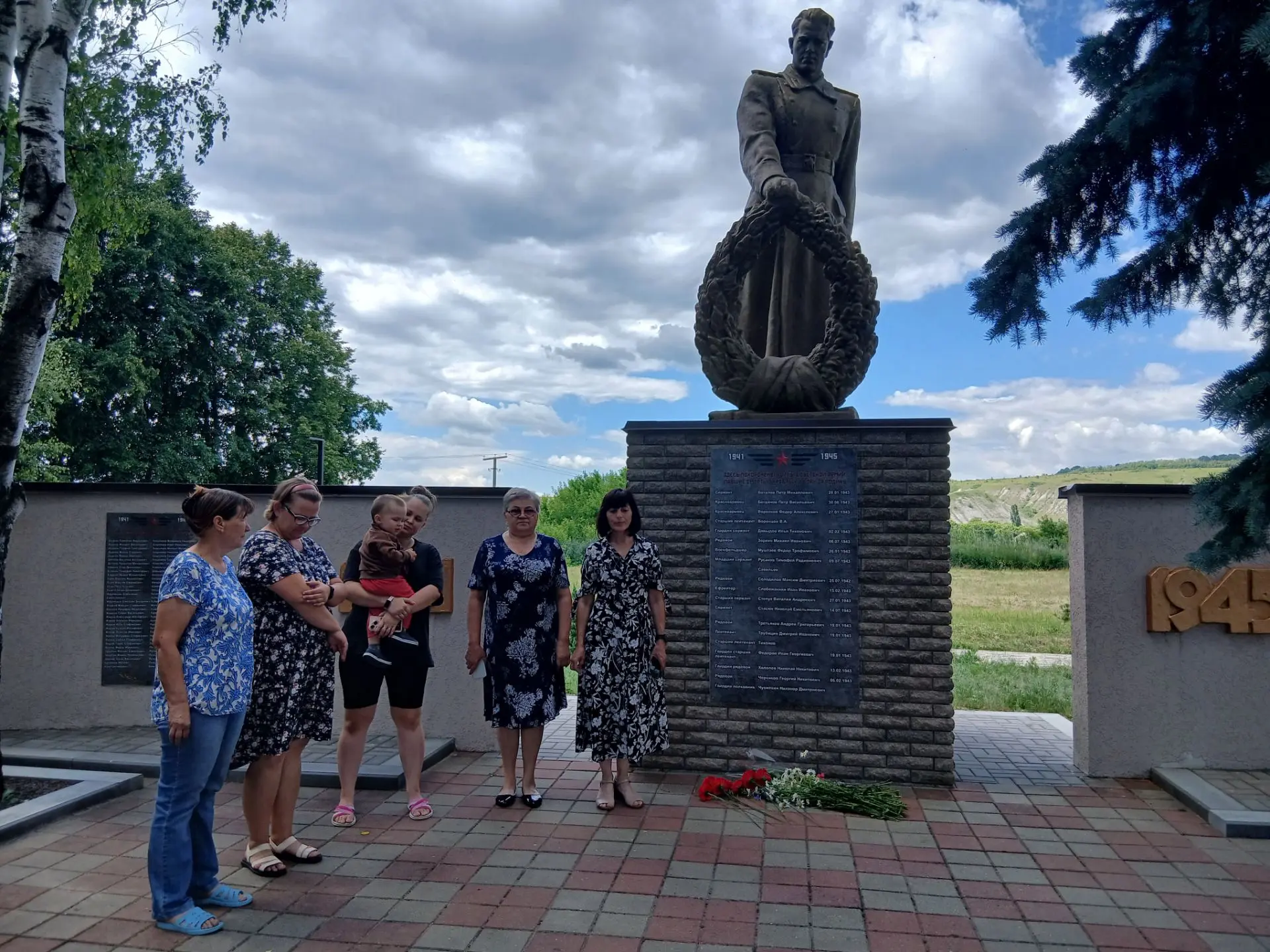🕯 Минута молчания у Братской могилы

Сегодня, в День памяти и скорби, сотрудники Рождественской тер
