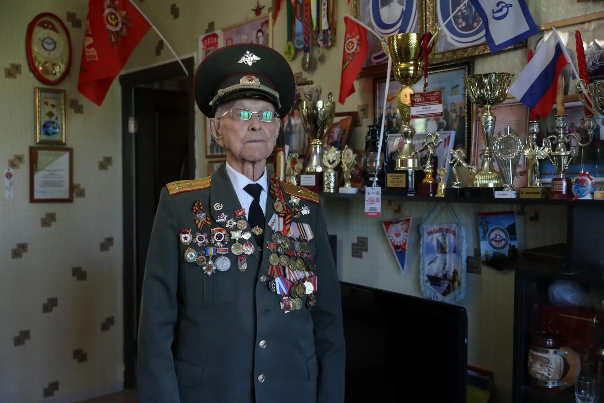 100 лет. Участвует в марафонах. И это не шутка 🎖️

7 июня вековой юбилей отметил Александр Васильев
