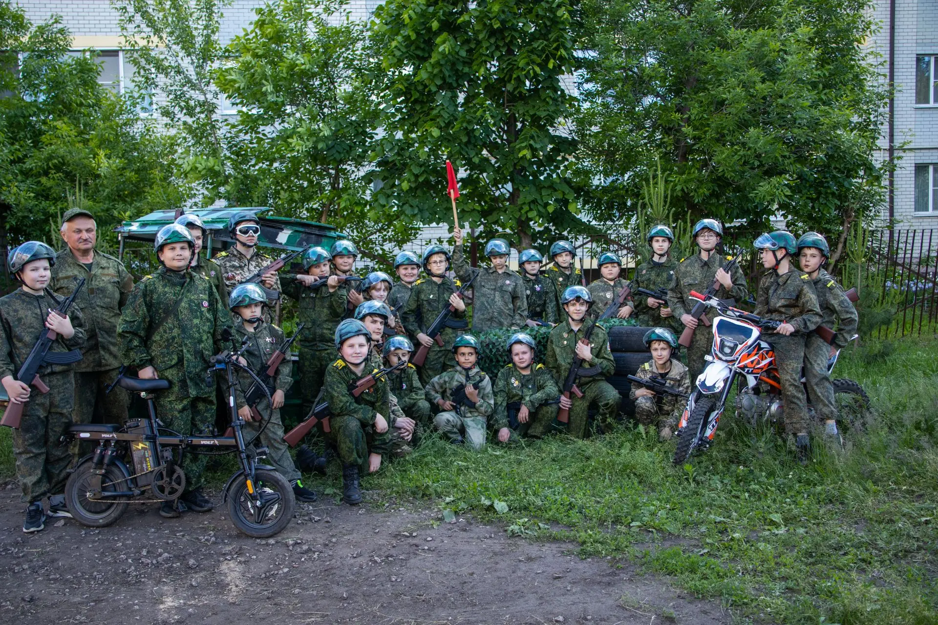 🇷🇺Вчера кадеты из ВПО "Служу России" провели яркие показательные выступления! Зрители увидели пара
